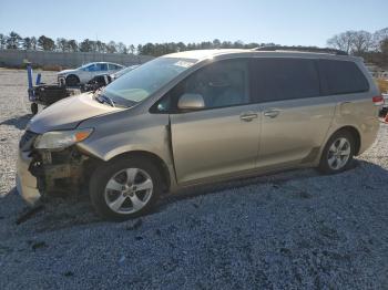  Salvage Toyota Sienna