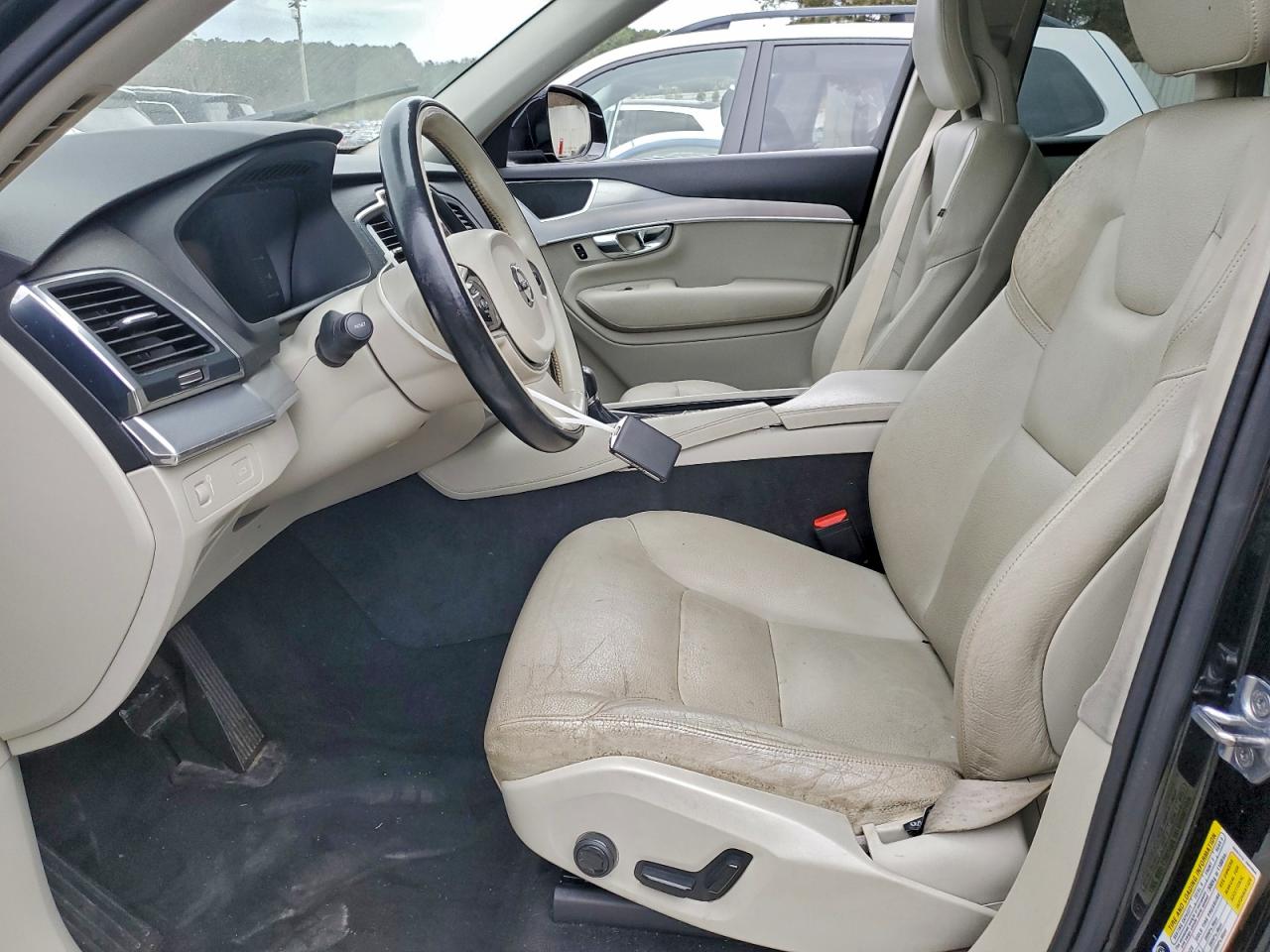 Volvo XC90 T5 Image 5