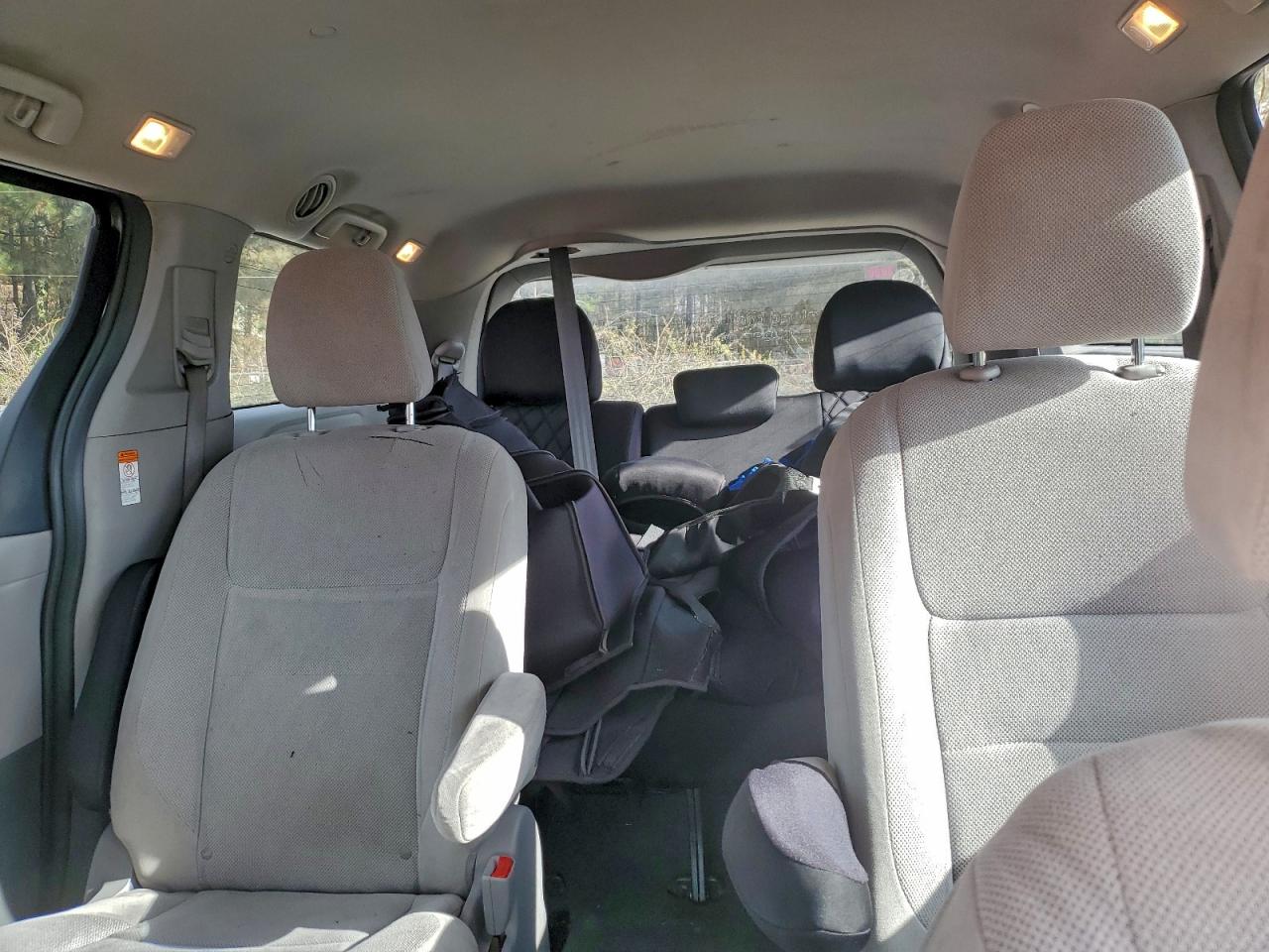 Toyota Sienna L Image 9