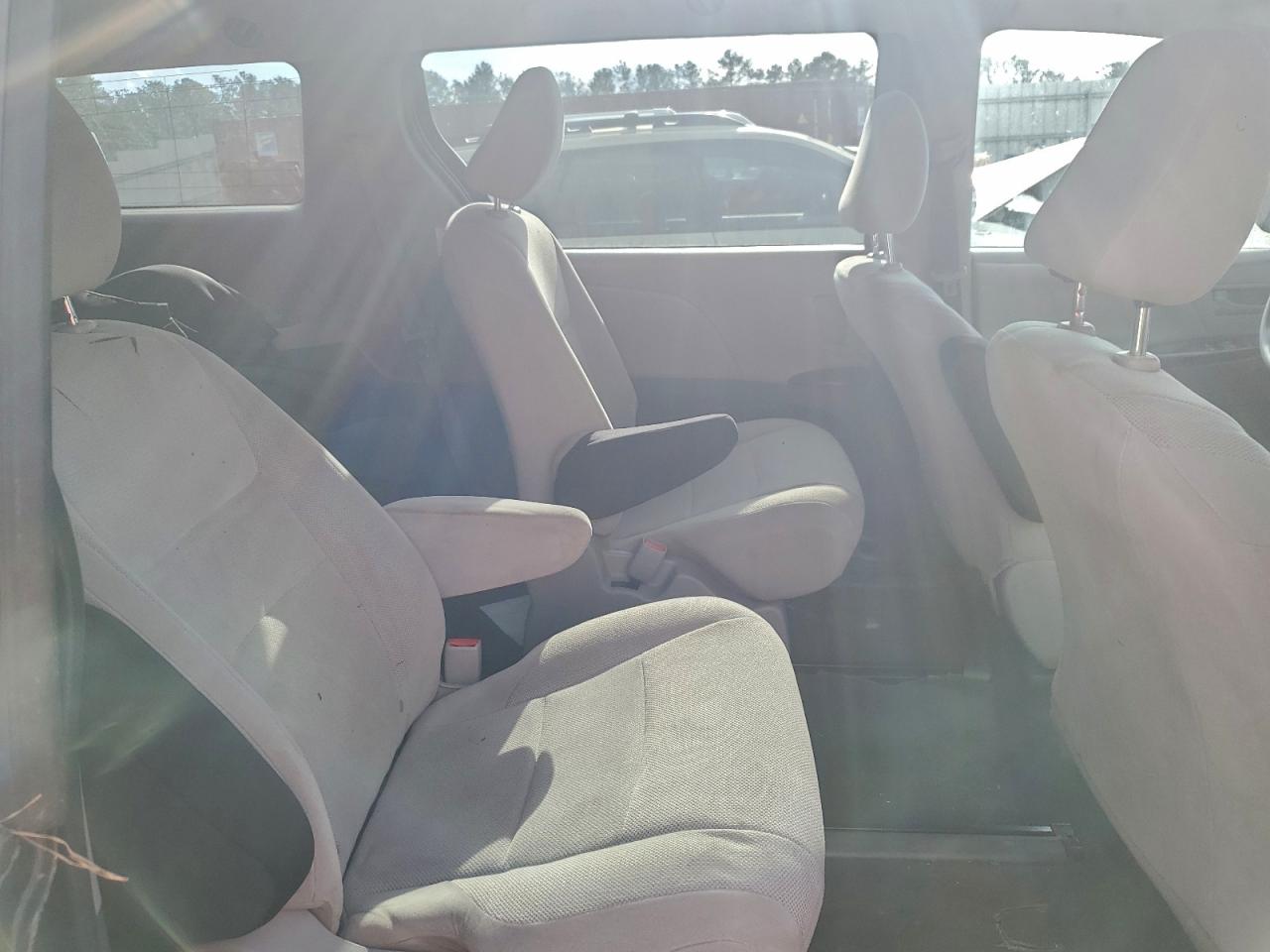 Toyota Sienna L Image 13