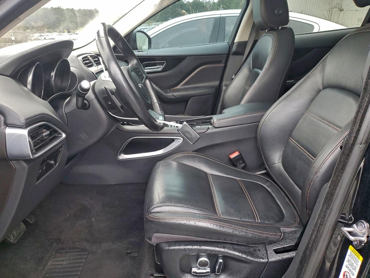 Jaguar F-PACE Prestige Image 2