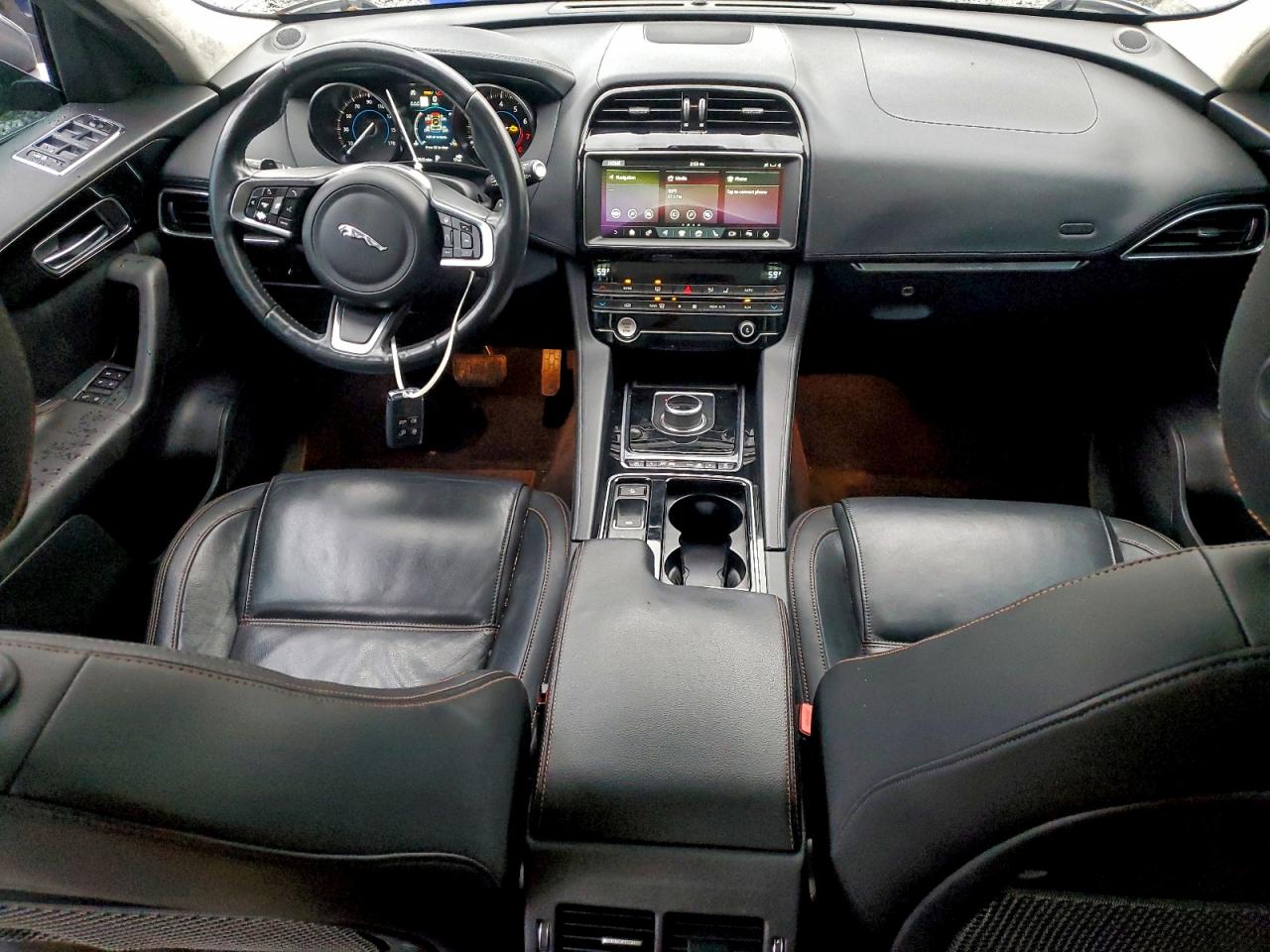 Jaguar F-PACE Prestige Image 4