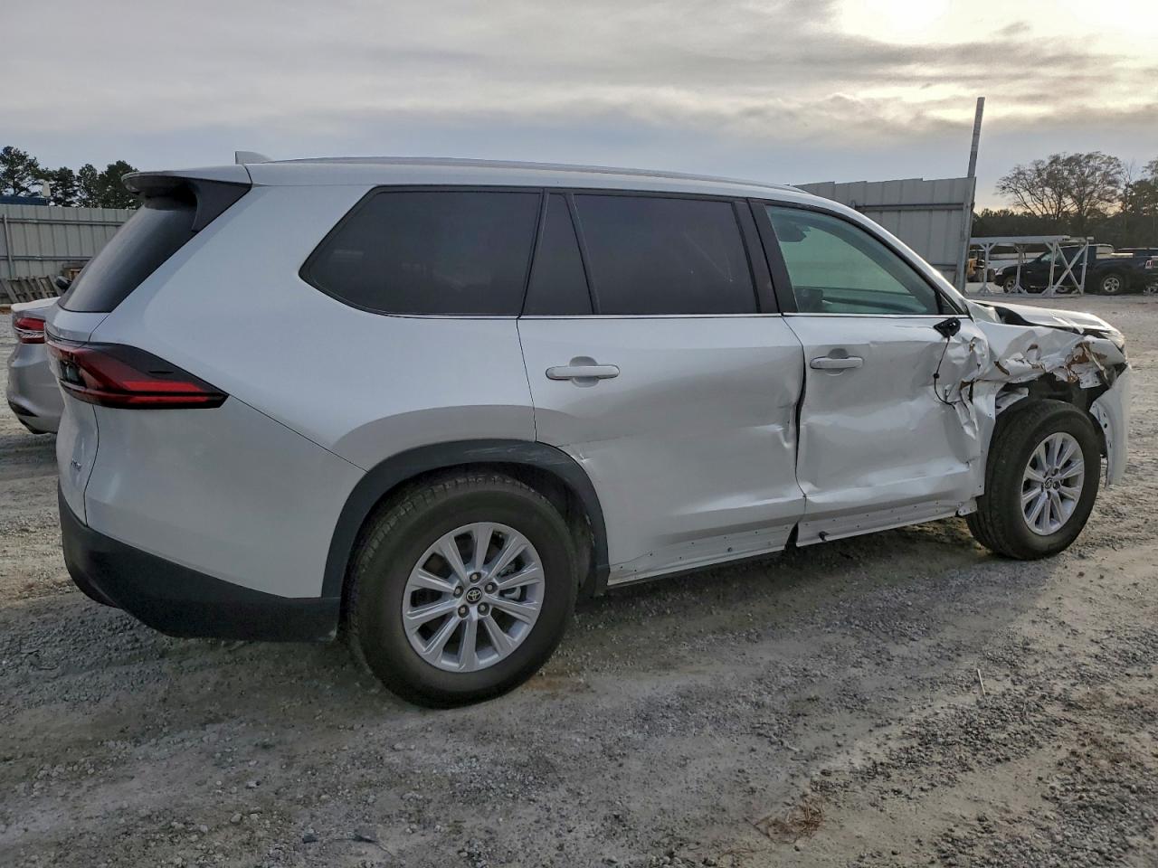 Toyota Grand High Le Image 2