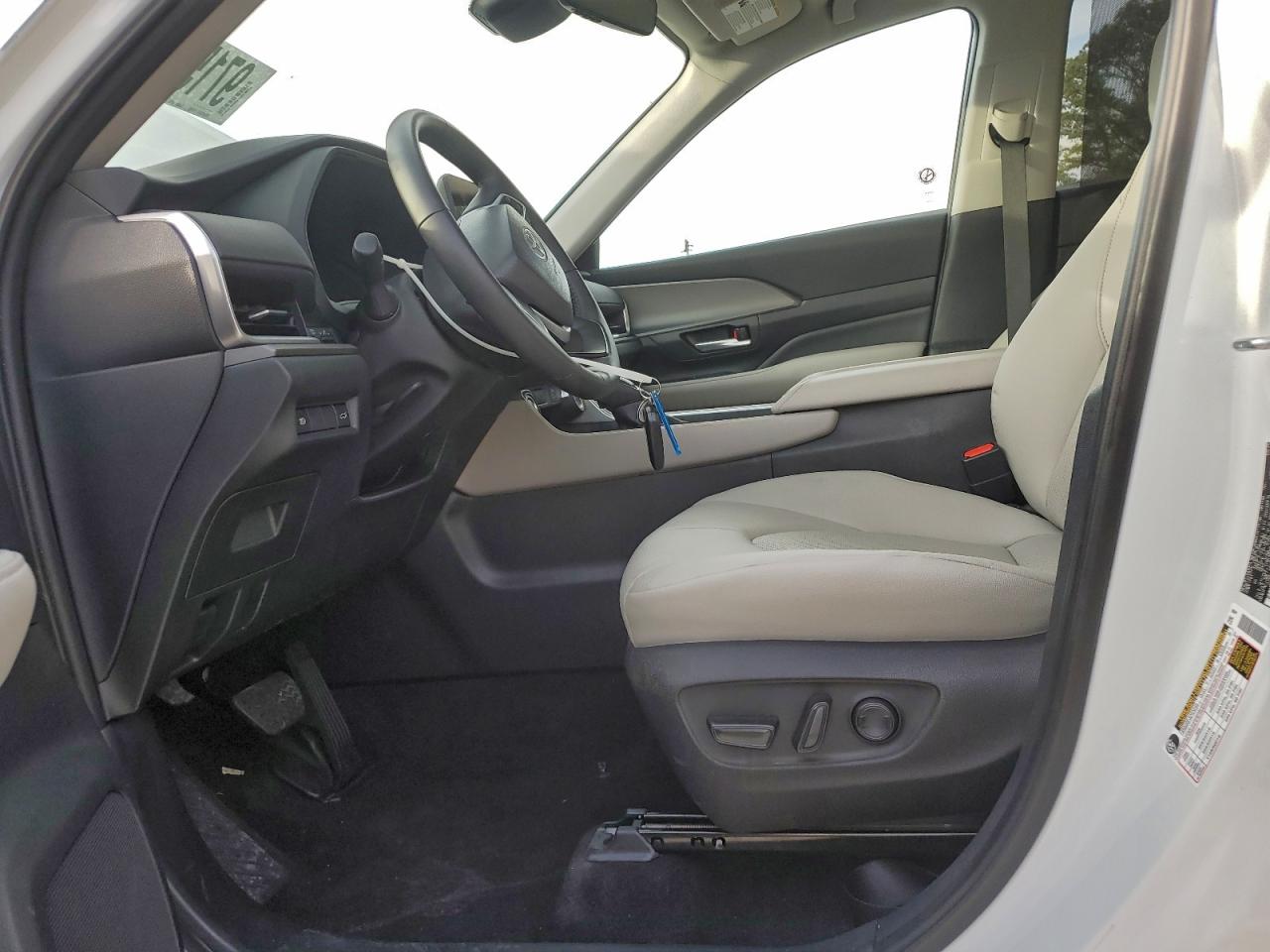 Toyota Grand High Le Image 3