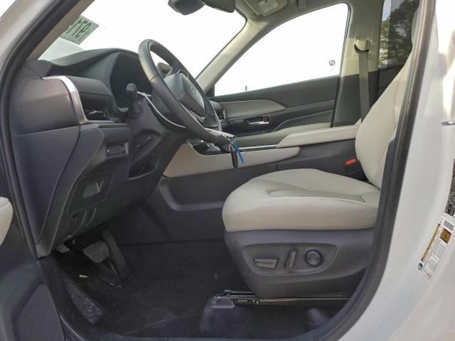 Toyota Grand High Le Image 3