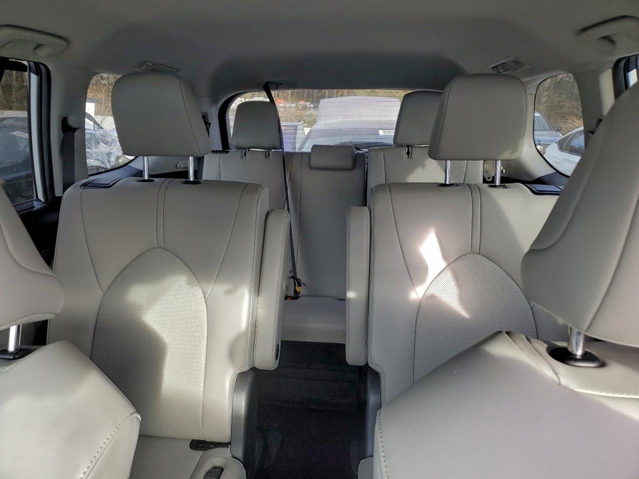 Toyota Grand High Le Image 4