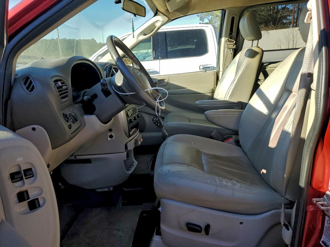 Chrysler Minivan Touring Image 10