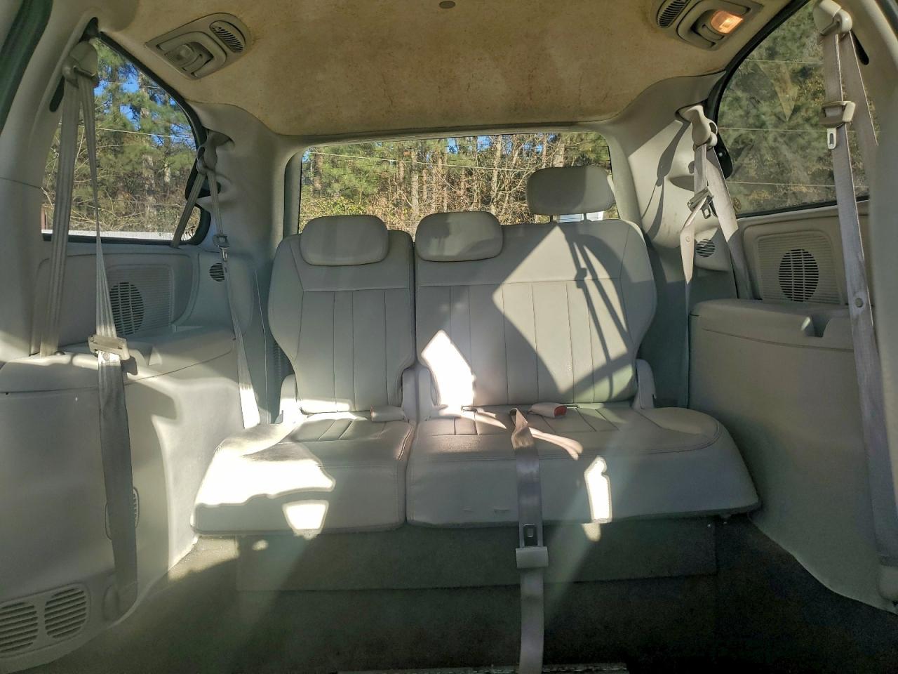 Chrysler Minivan Touring Image 9