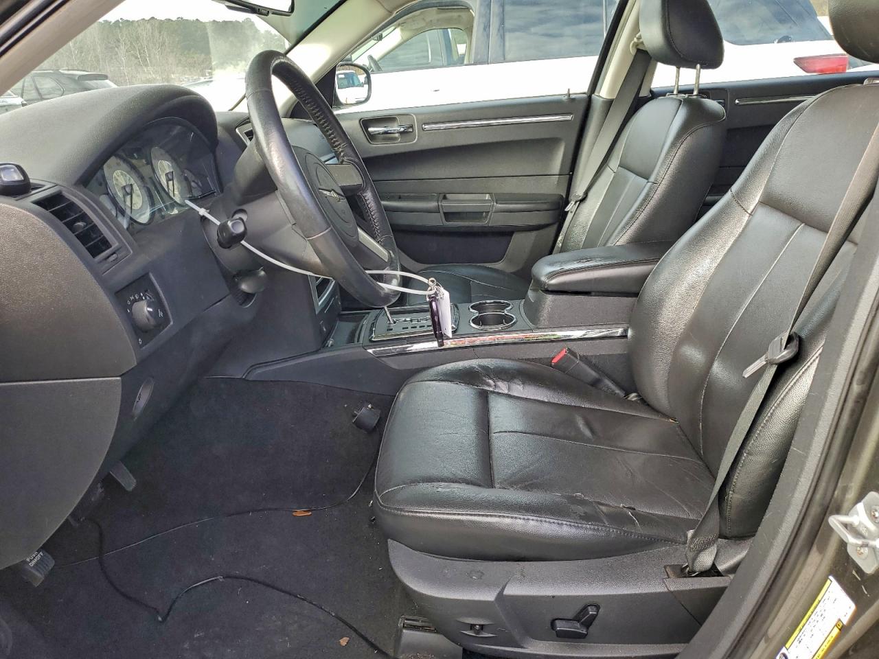 Chrysler 300 Touring Image 2