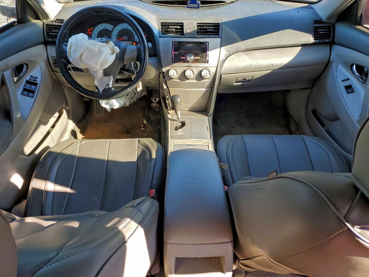 Toyota Camry Base Image 2