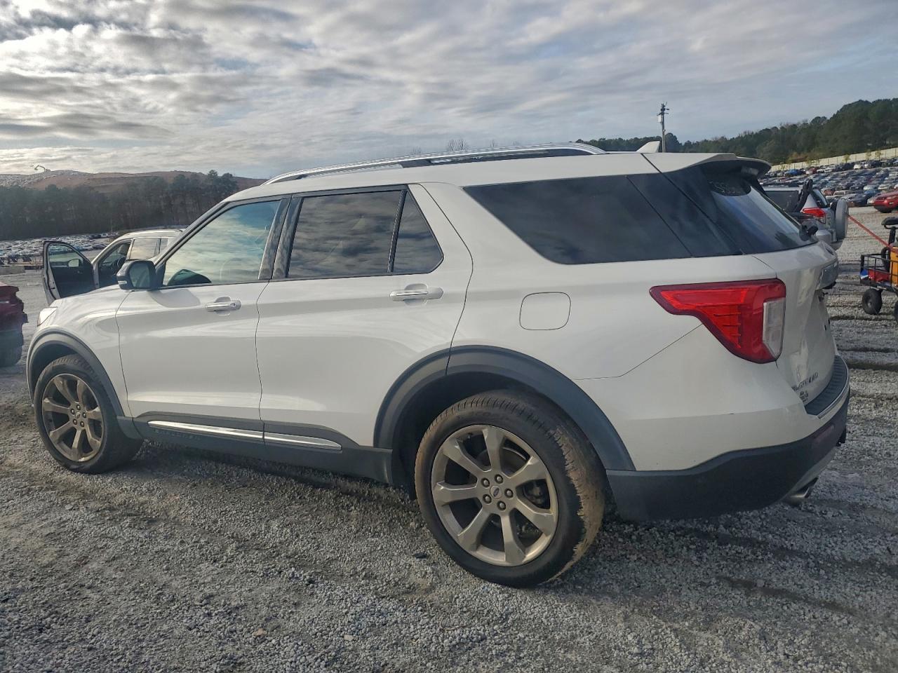 Ford Explorer Platinum Image 2