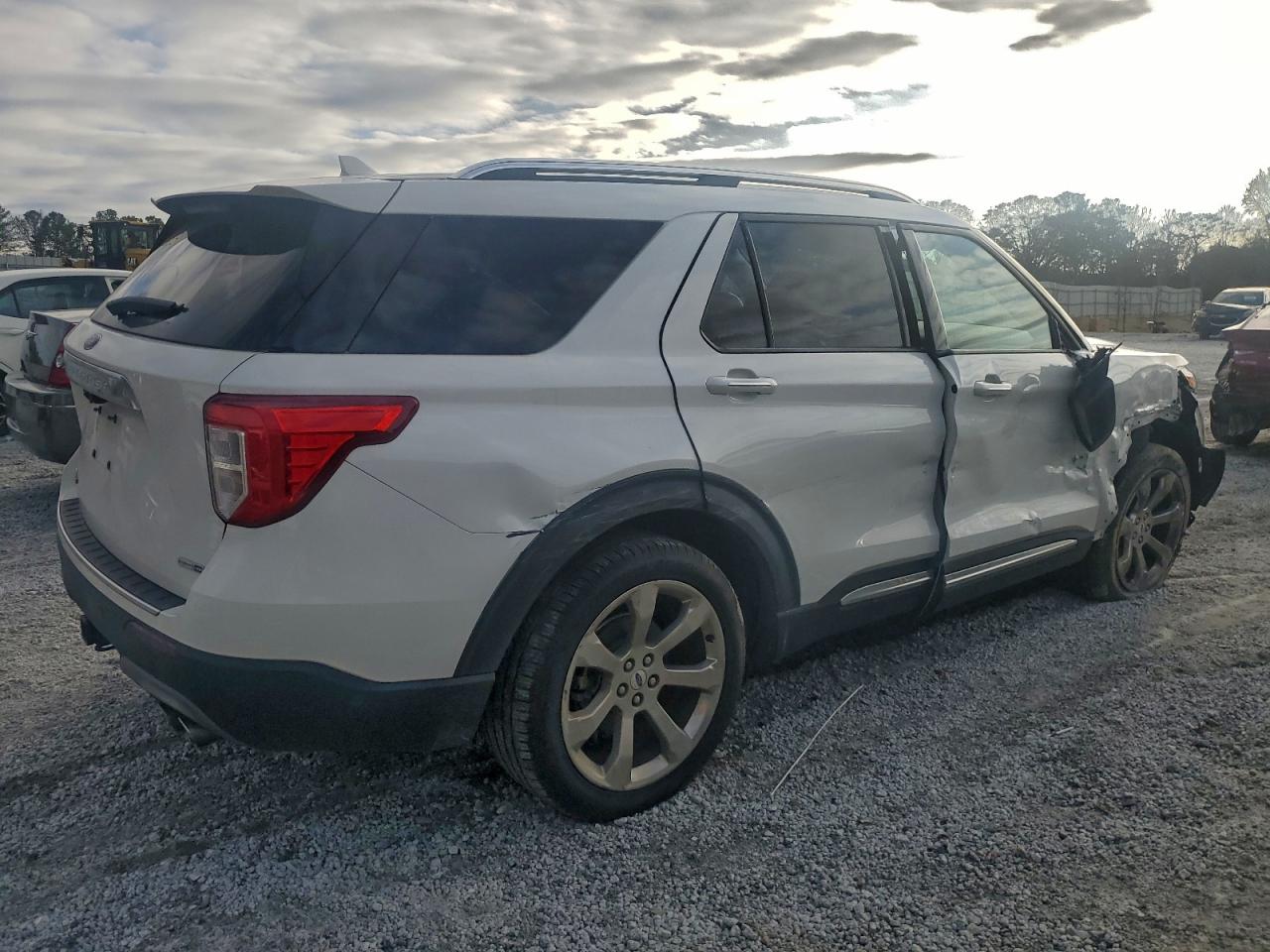Ford Explorer Platinum Image 10