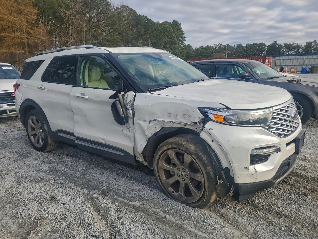 Ford Explorer Platinum Image 12