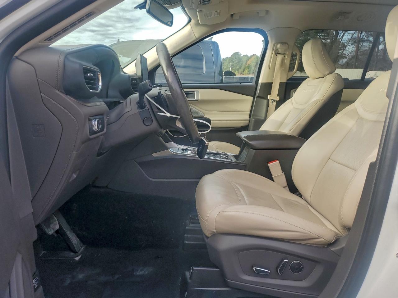 Ford Explorer Platinum Image 9