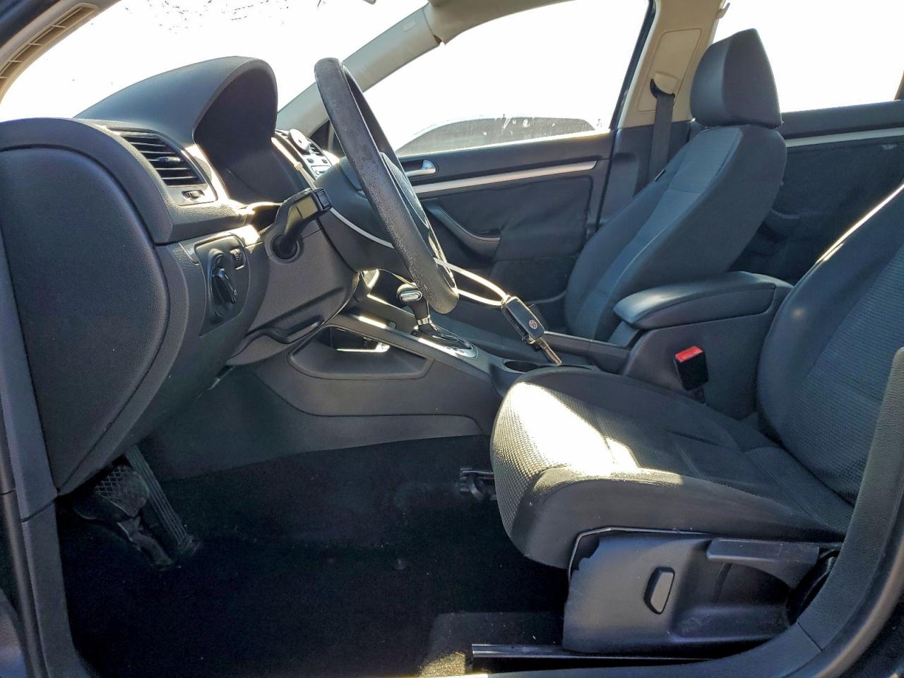 Volkswagen Jetta S Image 2