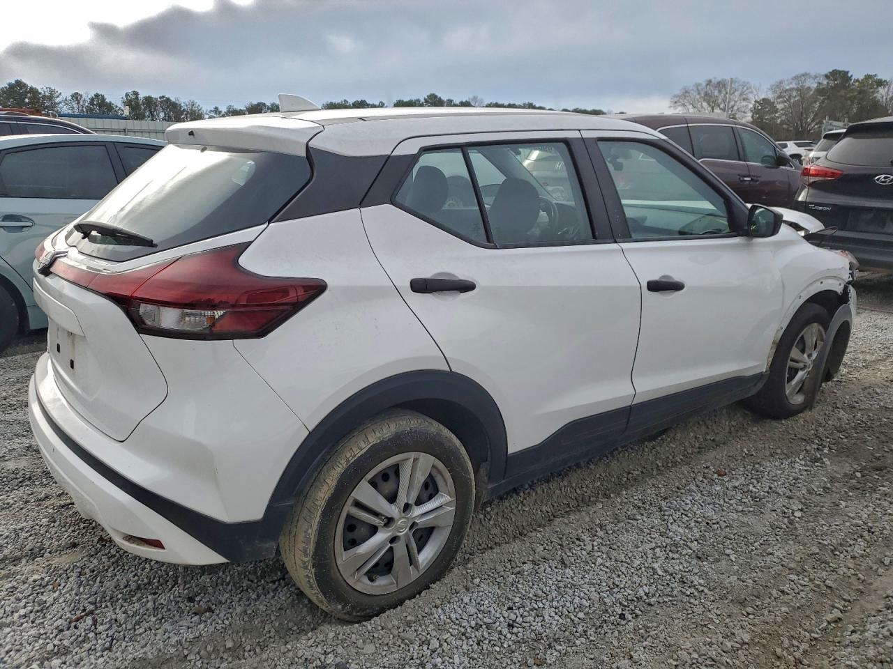 Nissan Kicks S Image 2