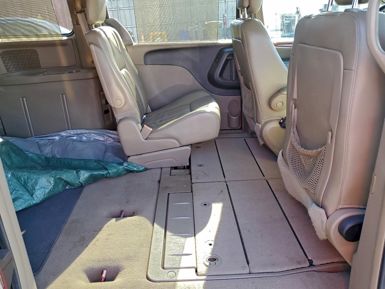 Chrysler Minivan Touring Image 10